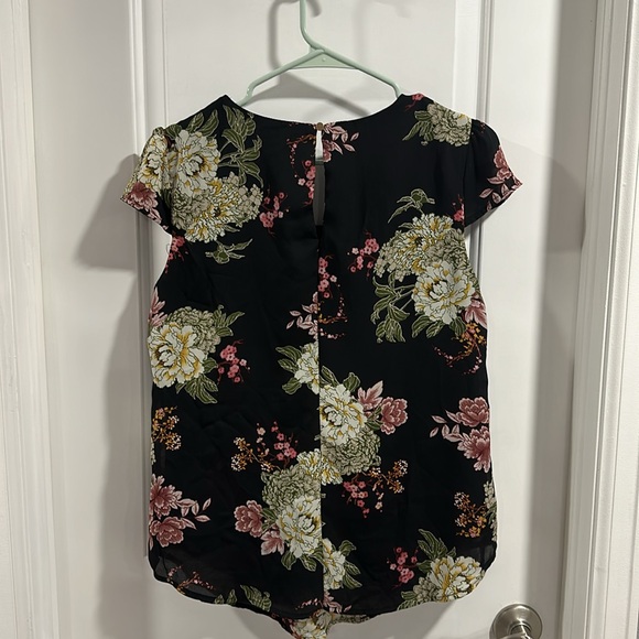 AUW Floral Scoop-neck Top with Keyhole Back - Picture 5 of 6